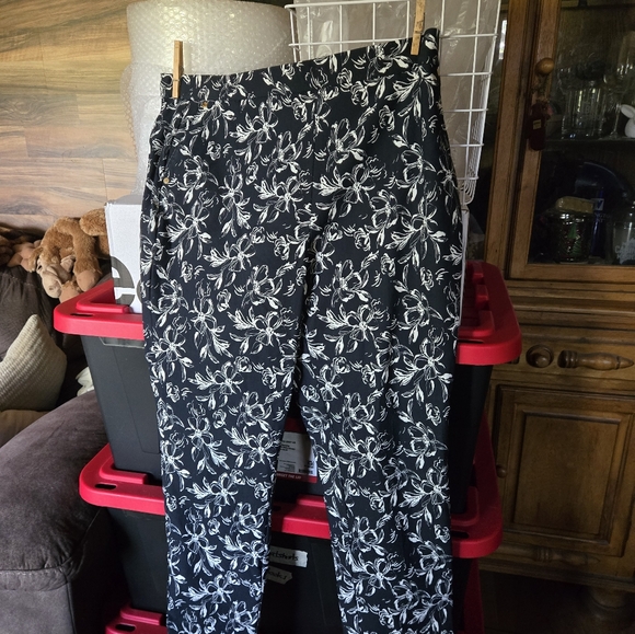 Anne Klein Pants - Anne Klein Black and White Floral Capris